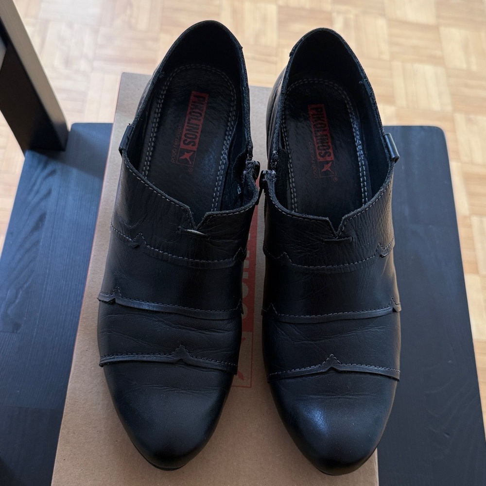 Pikolinos Black Leather Oxfords for Women